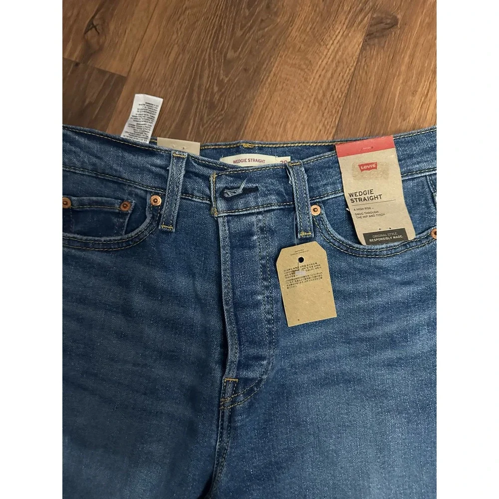 NEW Levi’s Wedgie Straight Leg Light Wash Blue Denim Distressed Jeans - Picture 4 of 6